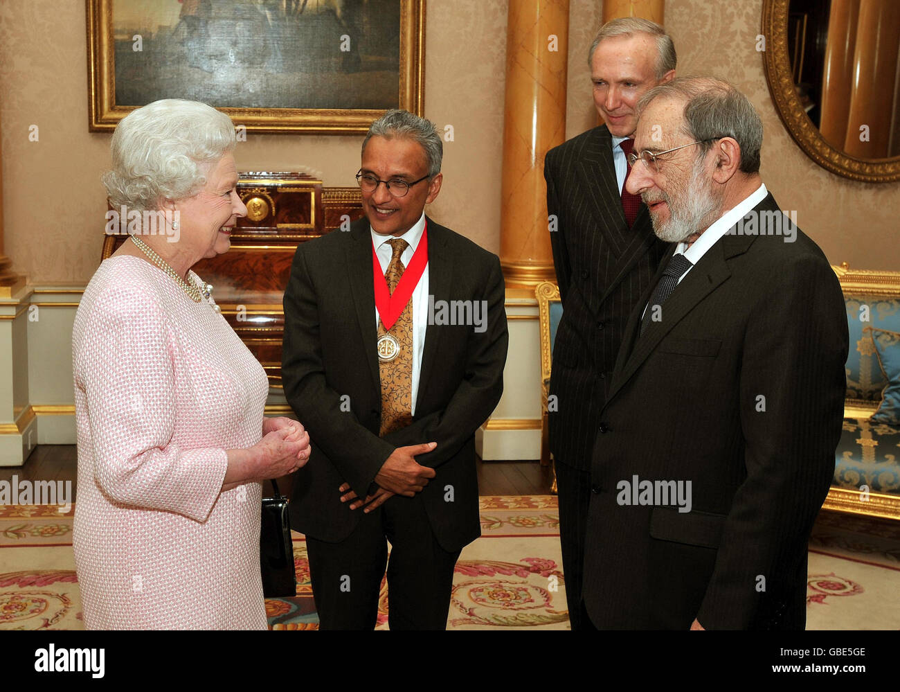 Britain's Queen Elizabeth II presents Mr Alvaro Siza (right), from Portugal, with the 2009 Royal Gold Medal for Architecture, at a private presentation in Buckingham Palace, London. Stock Photo
