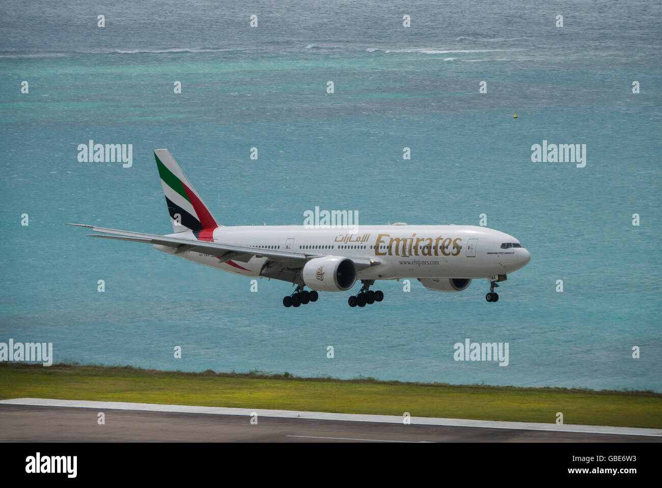 An Emirates Boeing 777-200LR approaches the runway in the Seychelles Stock Photo