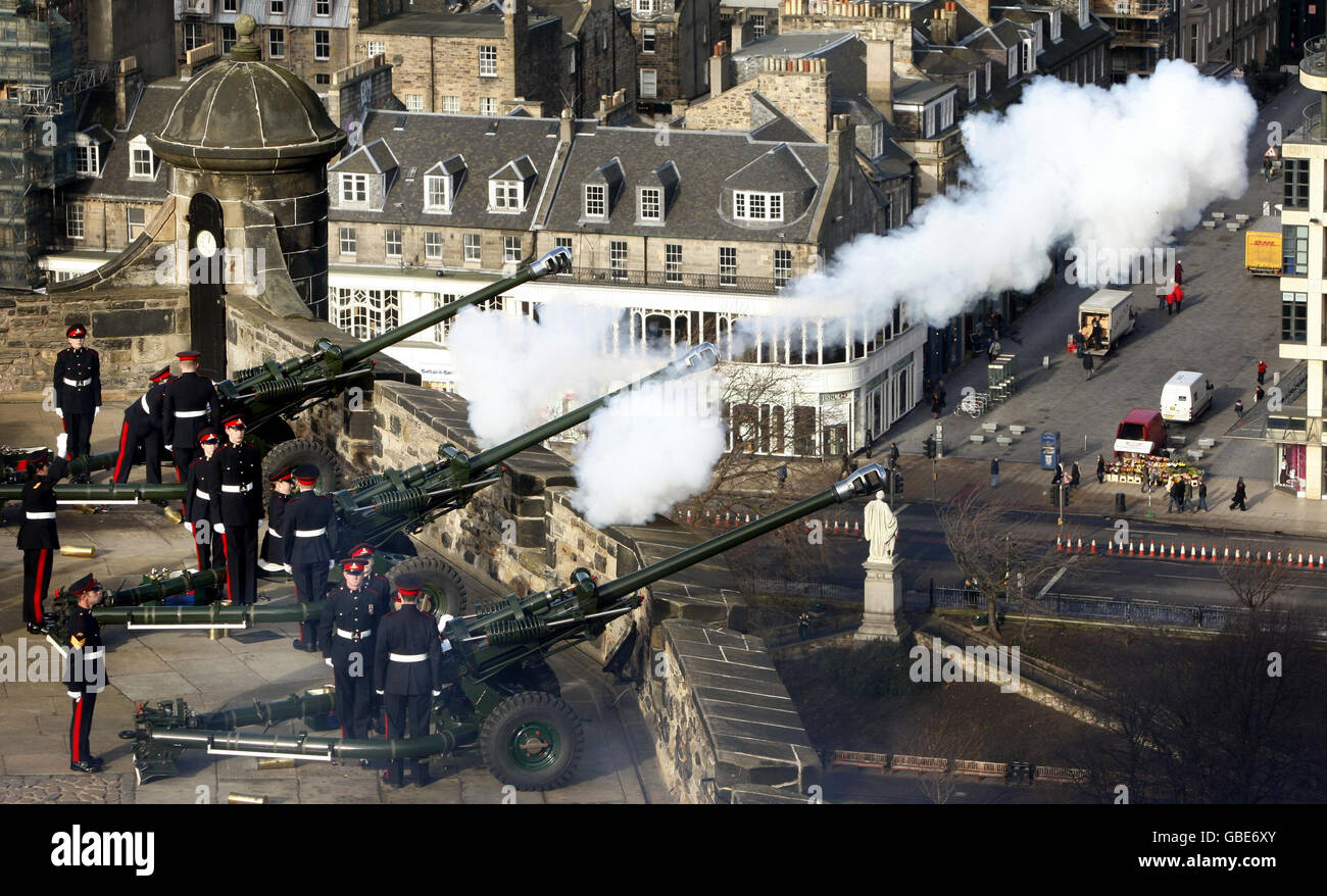 From mills mount battery at edinburgh castle hi-res stock photography ...
