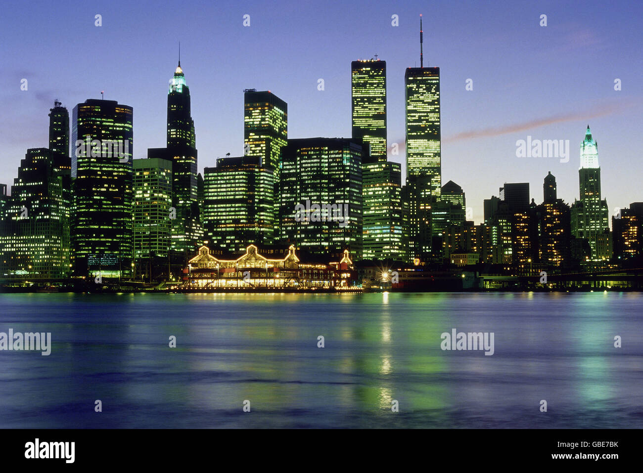 geography / travel, USA, New York, New York City, city views /scapes,  skyline of Downtown Manhattan, early 1990s, twilight,  Additional-Rights-Clearences-Not Available Stock Photo - Alamy