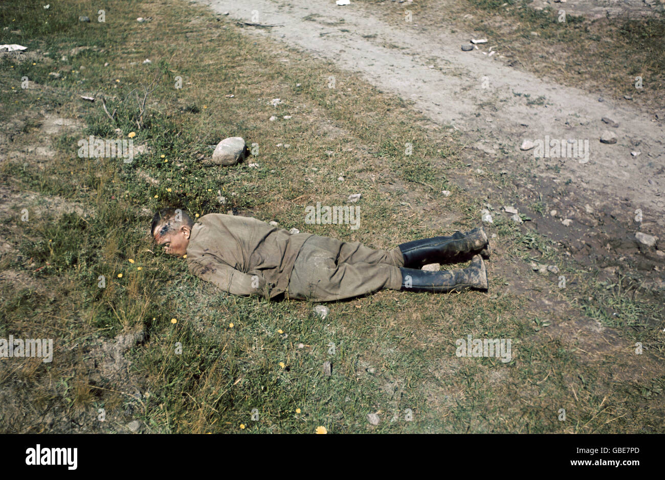 events, Second World War / WWII, Russia 1941, dead Soviet soldier at the roadside, Belarus, July 1941, Additional-Rights-Clearences-Not Available Stock Photo