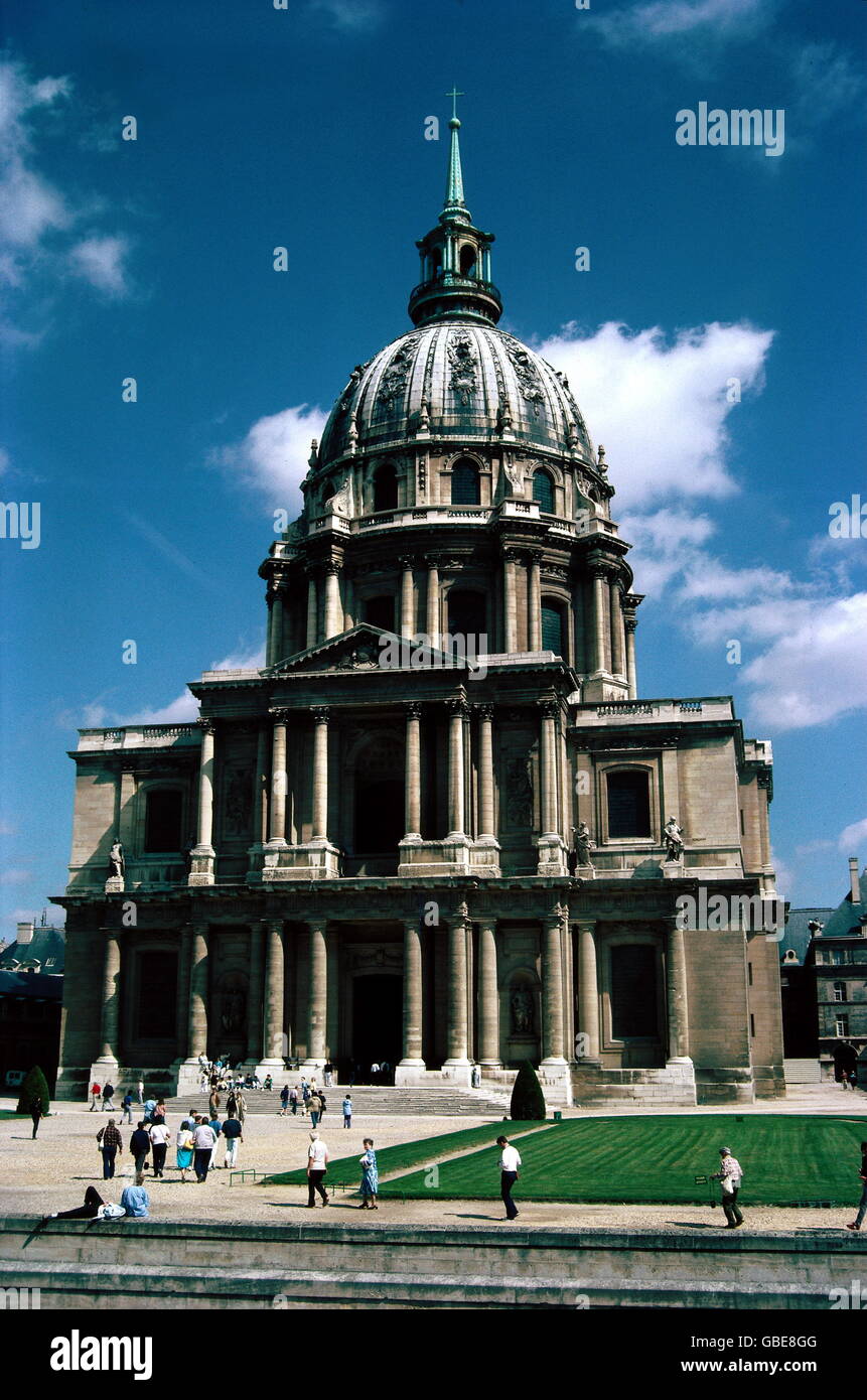 geography / travel, France, Paris, churches, Les Invalides, built 1670 - 1691 by Liberal Bruant and Jules Hardouin-Mansart, exterior view, commissioned by King Louis XIV, church, gave of Emperor Napoleon I and his brothers Joseph, Lucien, Jerome and Louis, of his son Napoleon II Duke of Reichstadt and Marshal Ferdinand Foch, architecture, classicism, dome, Baroque, 17th century, historic, historical, Hardouin Mansart, people, Additional-Rights-Clearences-Not Available Stock Photo