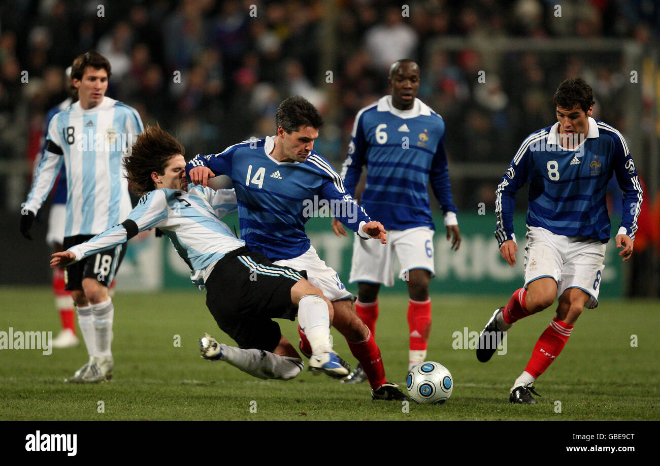 France's Jeremy Toulalan is tackled by Argentina's Fernando Gago Stock Photo