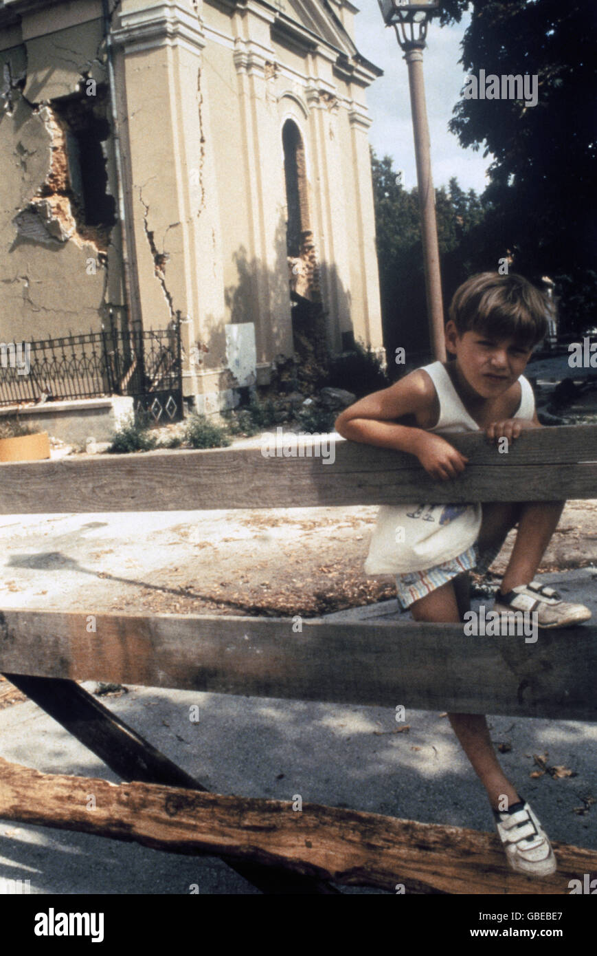 events, Croatian War of Independence 1991 - 1995, destroyed church in Karlovac, Croatia, August 1992, Yugoslavia, Yugoslav Wars, Balkans, conflict, destruction, 1990s, 90s, 20th century, historic, historical, people, child,_NOT, Additional-Rights-Clearences-Not Available Stock Photo