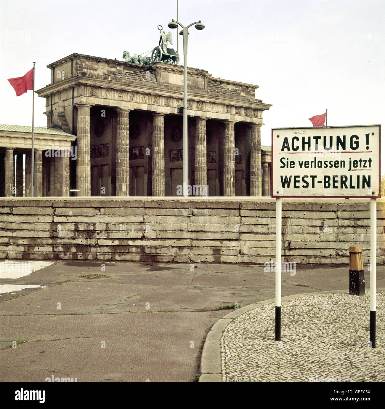 geography / travel, Germany, Berlin, Brandenburg Gate, wall, signboard: , 'Achtung Sie verlassen jetzt West-Berlin' (Attention, you will leaving now West-Berlin), circa 1962, Additional-Rights-Clearences-Not Available Stock Photo