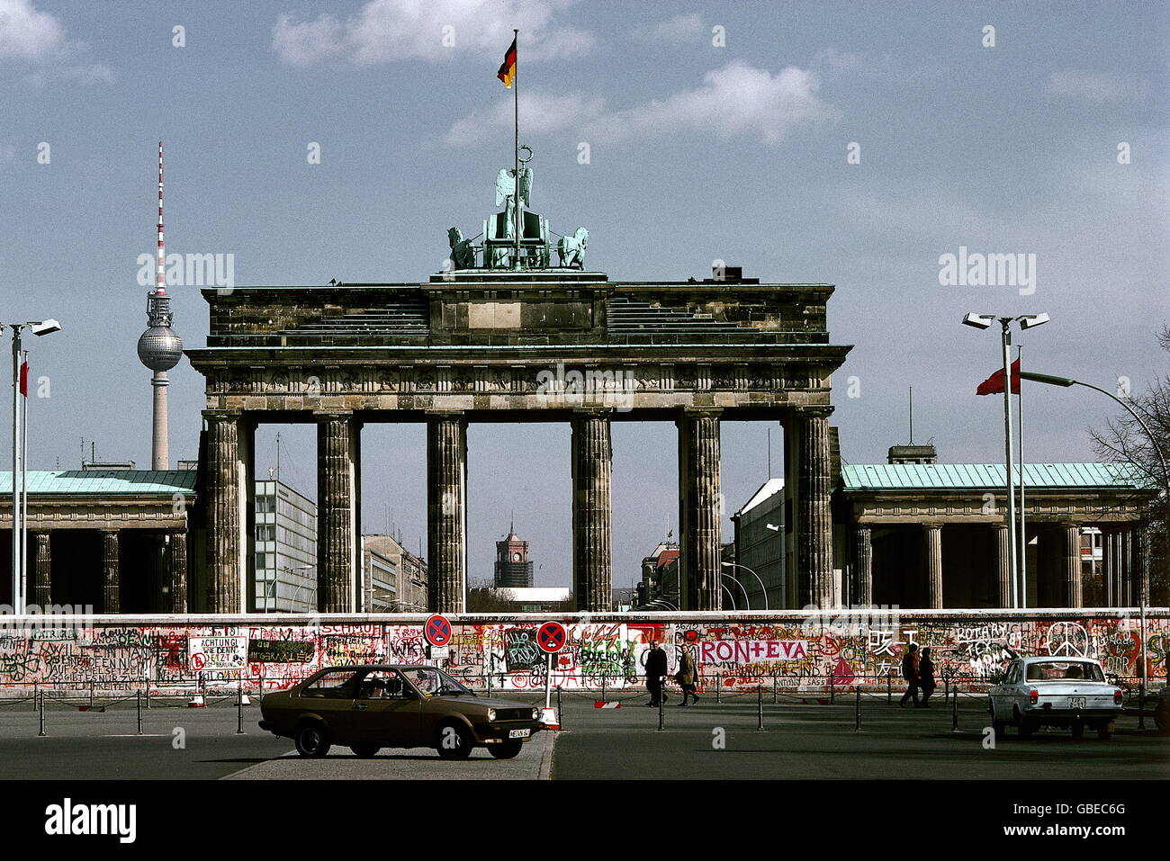 geography / travel, Germany, Berlin, Berlin Wall at Brandenburger Tor,  April 1989, Additional-Rights-Clearences-Not Available Stock Photo - Alamy