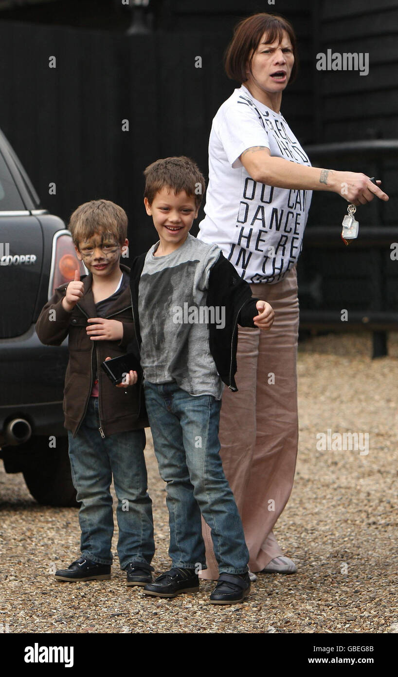 Jackiey Budden, the mother of Jade Goody, arrives at Jade's home in Essex, with Jade's children Freddie, 4, (left) and Bobby-Jack, 5. Stock Photo