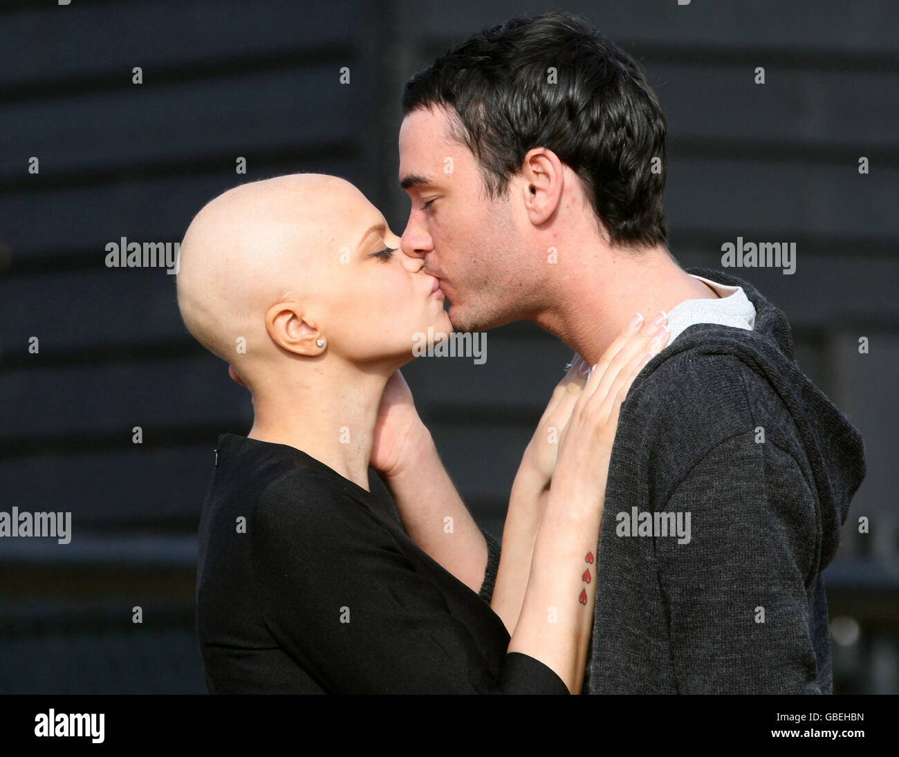 Jade Goody - Wedding. Jade Goody and Jack Tweed share a kiss on the drive way of her home in Upshire, Essex. Stock Photo