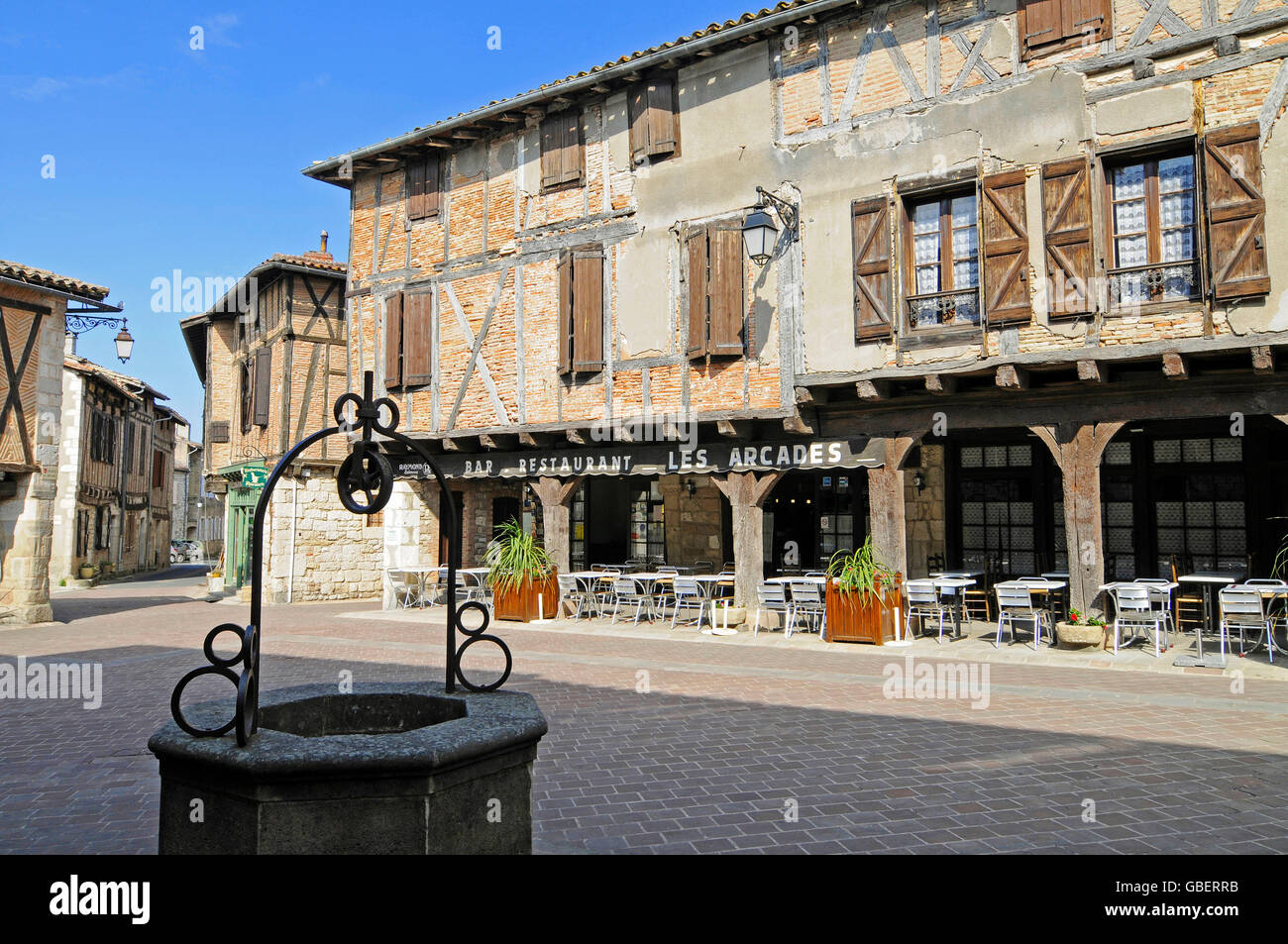 Bar and restaurant 'Les Arcades', Place des Arcades, Castelnau de Montmiral, Gaillac, Department Tarn, Midi-Pyrenees, France Stock Photo
