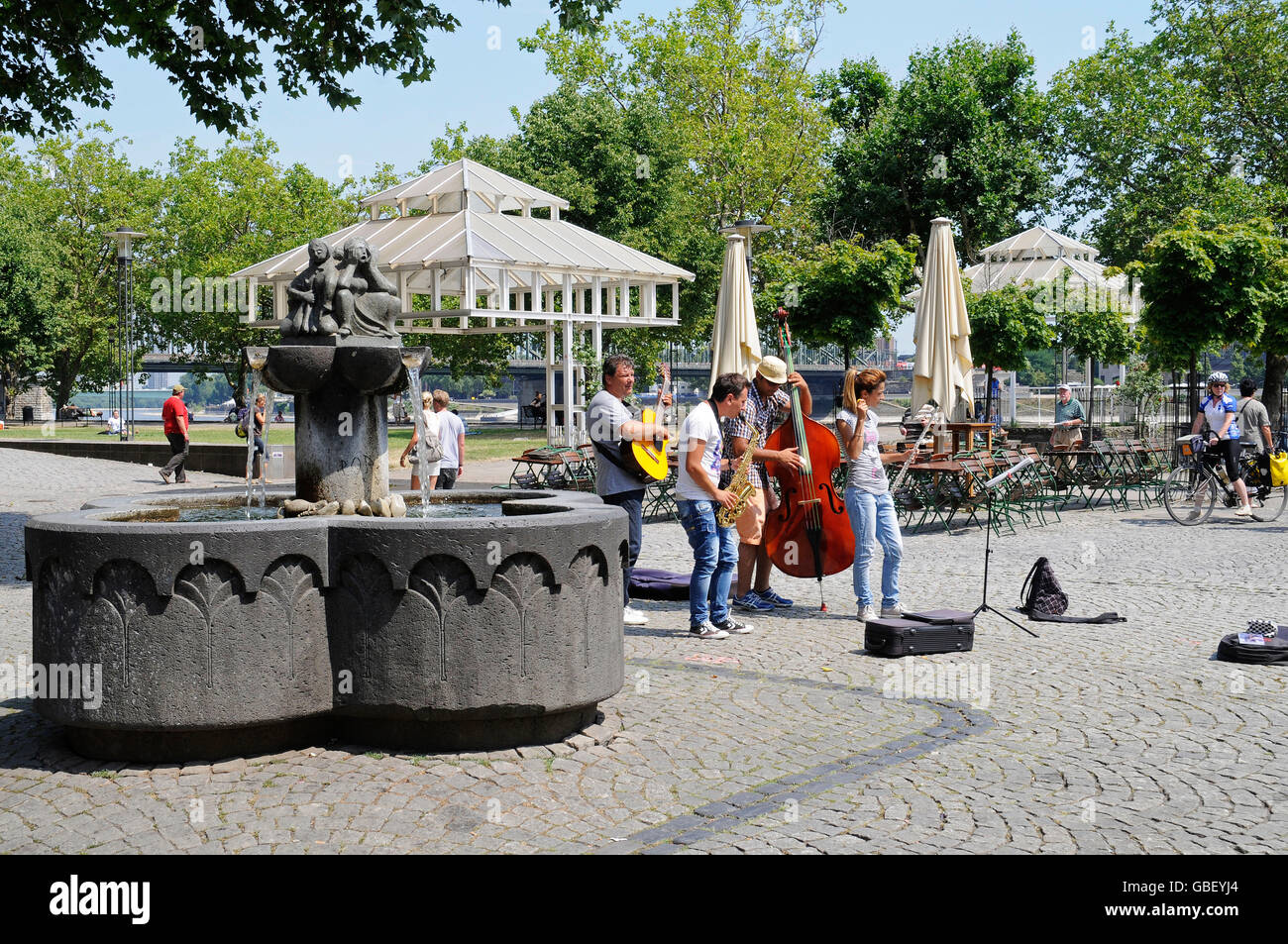 street musician, die Fischweiber, fountain, sculptor, Rainer Walk, Fischmarkt square, historic center, Cologne, Koeln, Rhineland, North Rhine-Westphalia, Germany / Köln Stock Photo