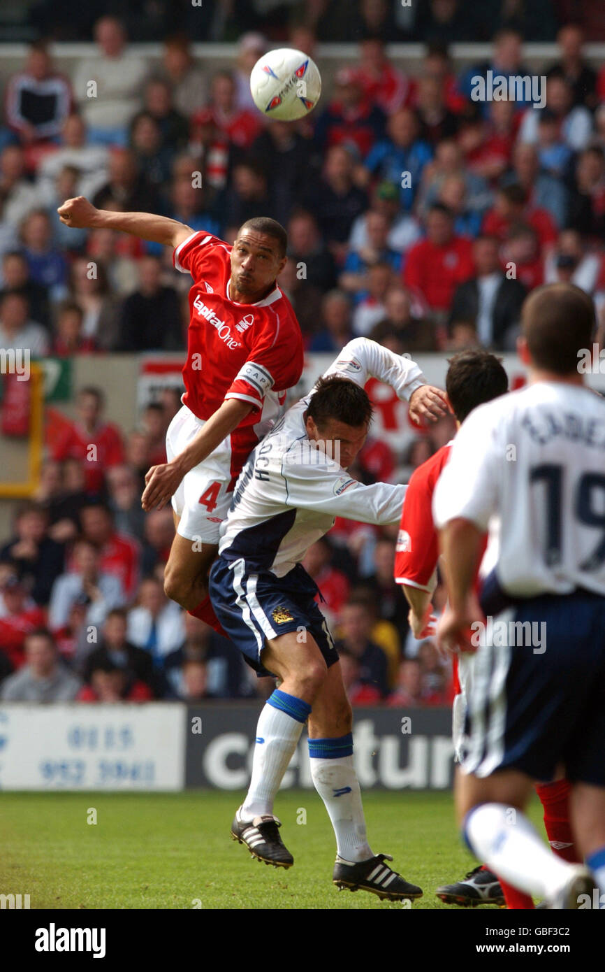 Nottingham Forest's Des Walker (l) wins the header above Wigan Athletic's Lee McCulloch (r) Stock Photo