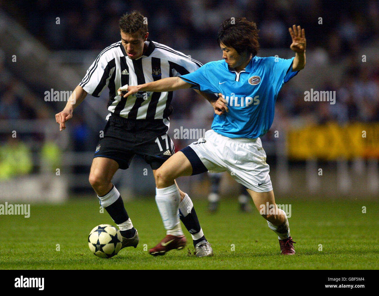 Newcastle United's Darren Ambrose (l) tries to hold off the challenge from PSV Eindhoven's Ji-Sung Park (r) Stock Photo