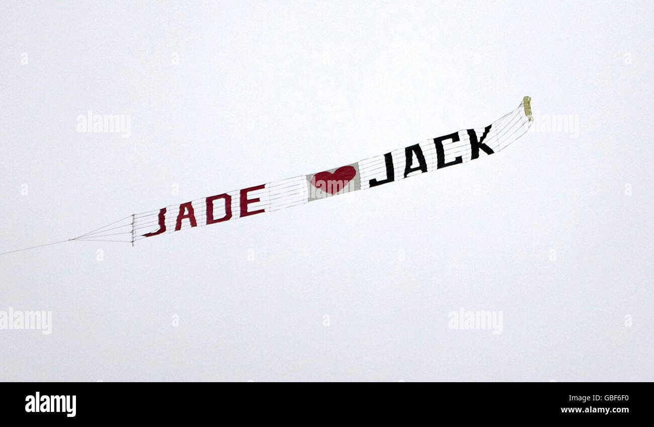 A 'Jade loves Jack' banner is flown above Down Hall Country House Hotel where Jade Goody and Jack Tweed are getting married near Hatfield Heath, Essex. Stock Photo