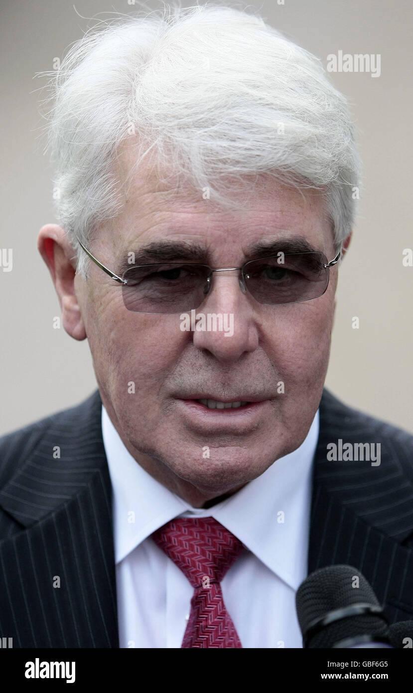 Max Clifford speaks to the media after the wedding of Jade Goody and Jack Tweed at Down Hall Country House Hotel Near Hatfield Heath, Essex. Stock Photo