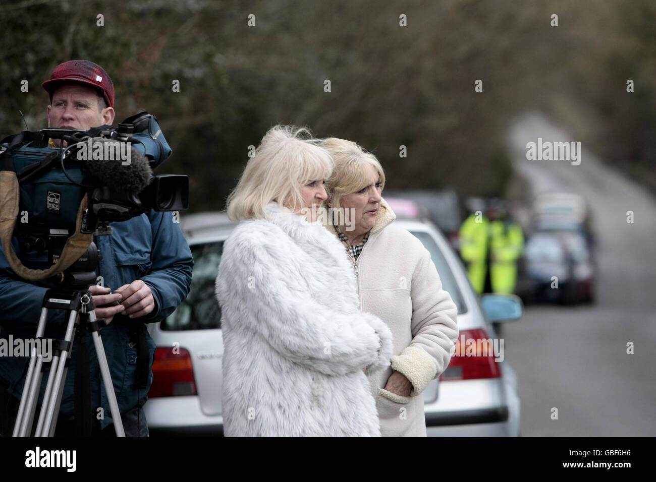 The media and members of the public outside Down Hall Country House Hotel Near Hatfield Heath, Essex, where Jade Goody and Jack Tweed have got married. Stock Photo