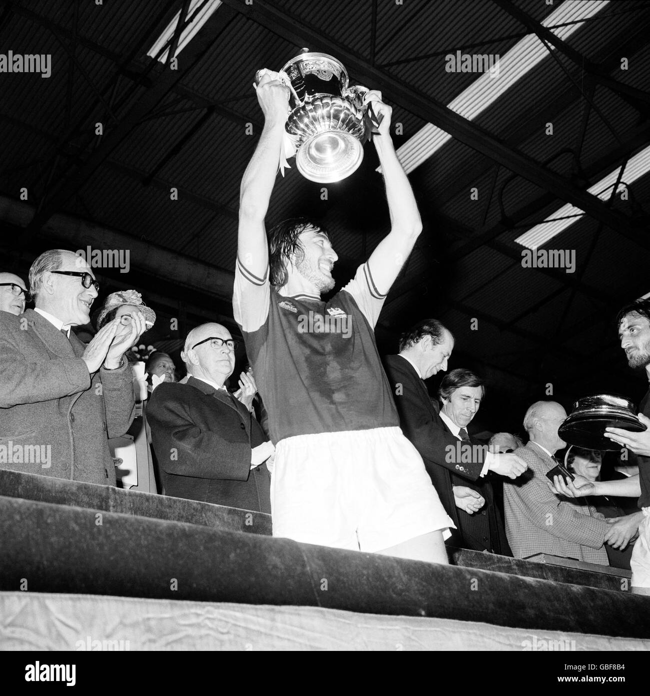 Soccer - FA Cup - Final - West Ham United v Fulham. West Ham United captain Billy Bonds holds the FA Cup aloft Stock Photo