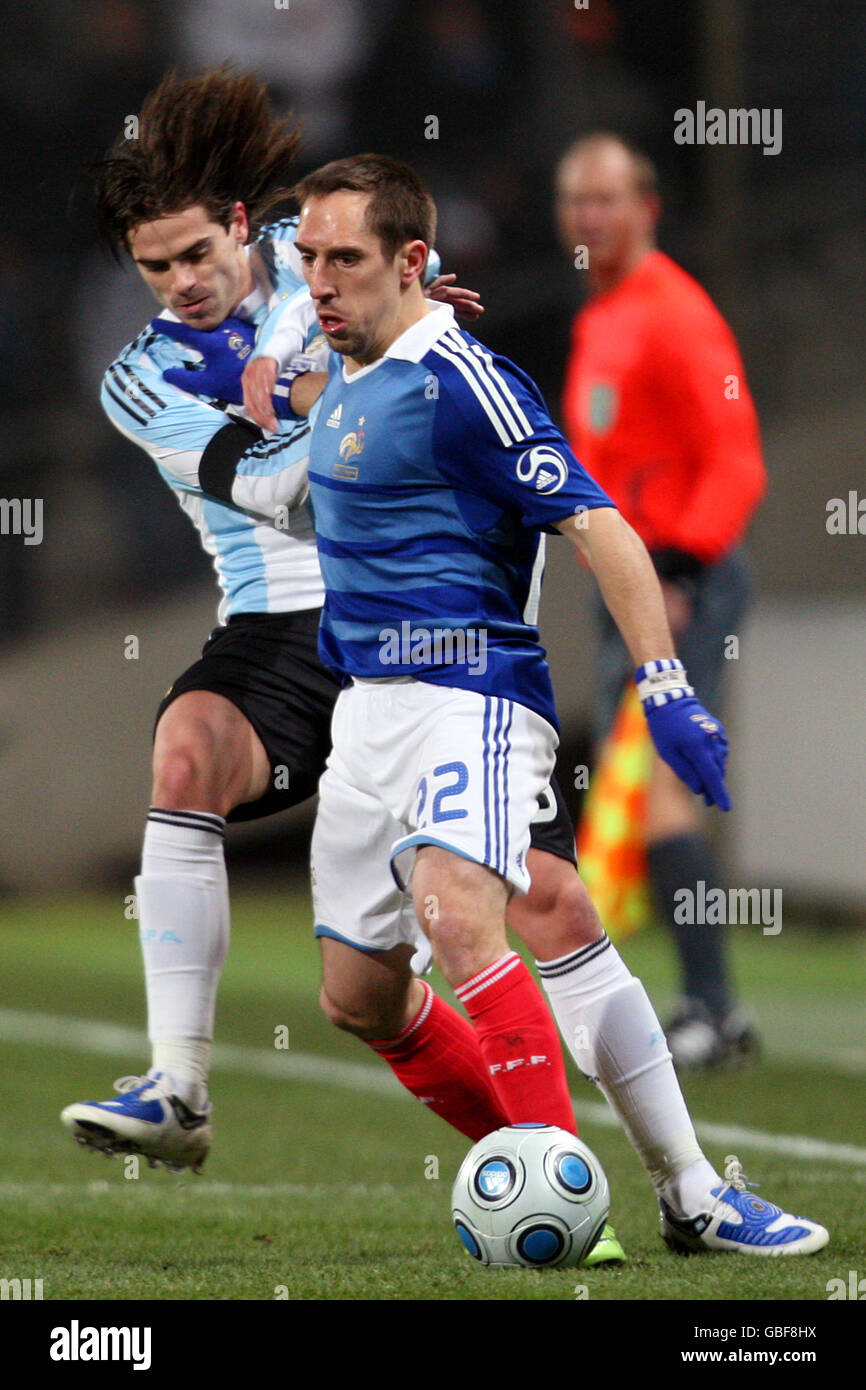 France's Franck Ribery (right) and Argentina's Fernando Gago battle for the ball. Stock Photo