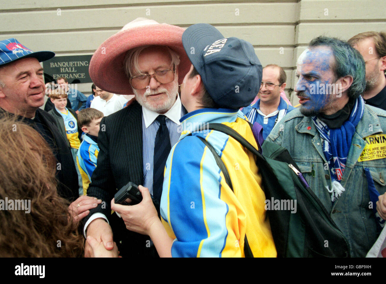 Soccer - Littlewoods FA Cup - Final - Chelsea v Middlesbrough. Chelsea chairman Ken Bates (c) is mobbed by Chelsea fans outside Wembley Stock Photo