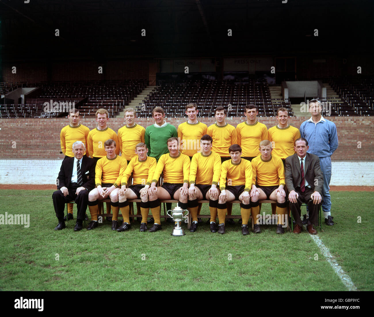 Oxford United squad 1968-69: (back row, l-r) Colin Harrington, John Shuker, Rodney Smithson, Jim Barron, Colin Clark, John Lloyd, Maurice Kyle, Cyril Beavon, trainer Ken Fish; (front row, l-r) manager Arthur Turner, Graham Atkinson, Ken Sheen, Ron Atkinson, Mick Bullock, David Sloan, Barry Thornley, secretary Ken McCluskey Stock Photo