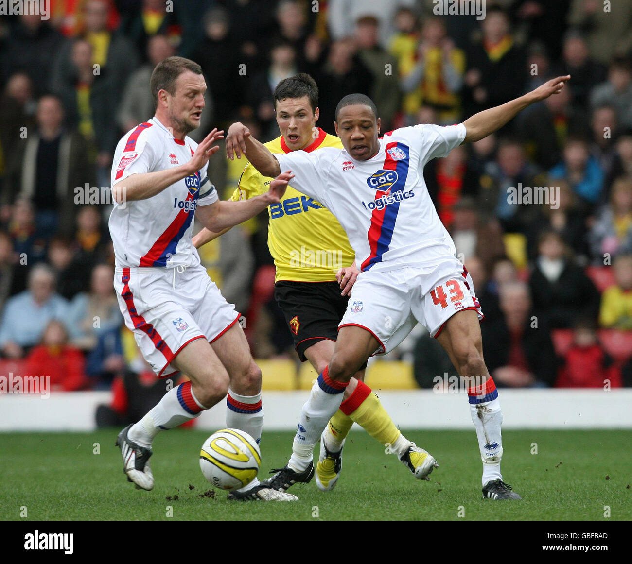 Watford's Don Cowie is stopped by Crystal Palace's Nathan Clyne (right) and Clint Hill during the Coca-Cola Championship match at Vicarage Road, Watford. Stock Photo