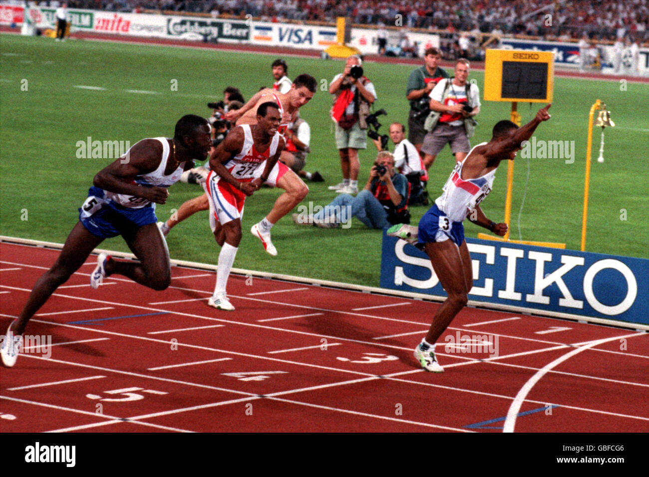 COLIN JACKSON, GREAT BRITAIN CROSSES THE LINE TO WIN GOLDV 110M HURDLES