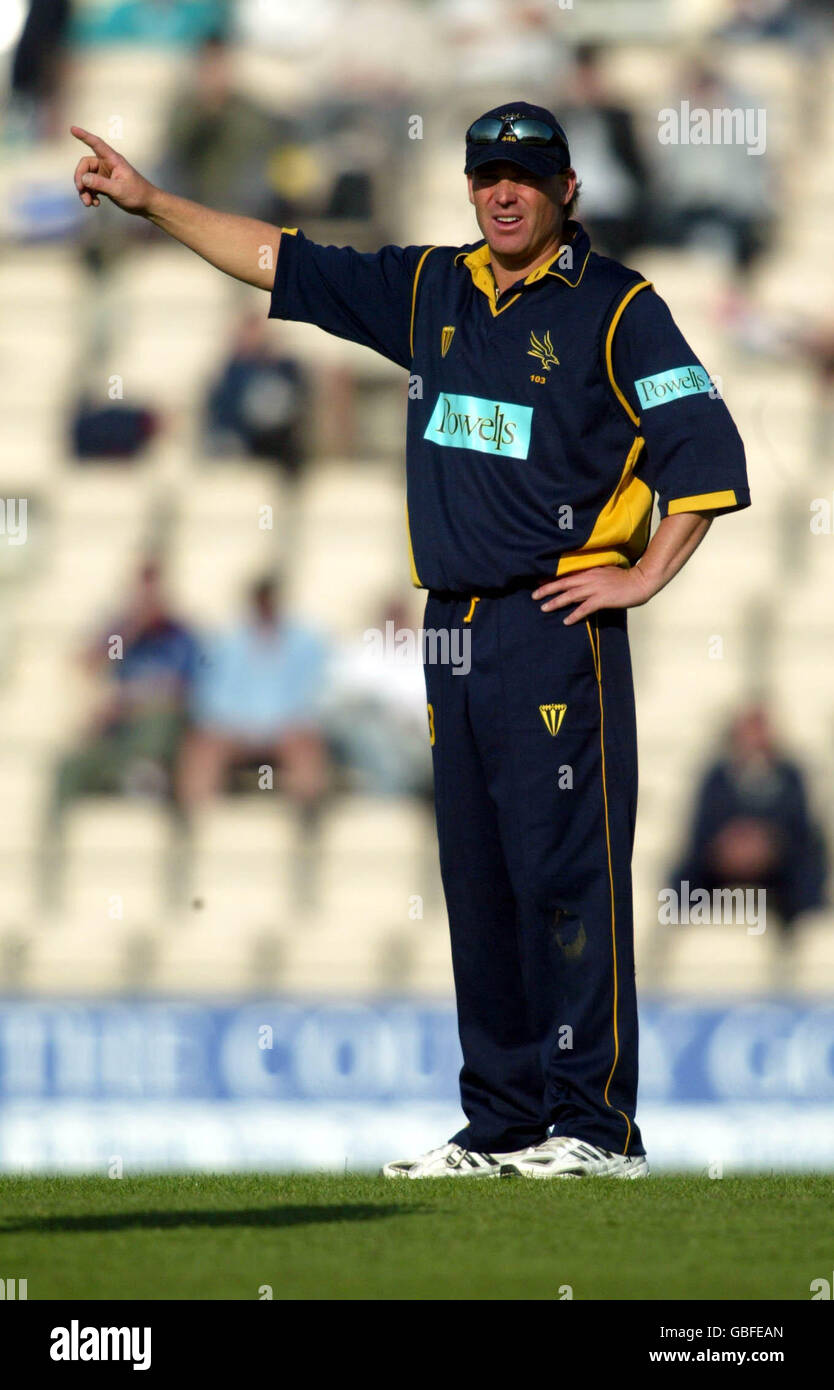 Cricket - totesport National Cricket League - Division One - Hampshire Hawks v Essex Eagles. Hampshire Hawks' Shane Warne directs his field placings Stock Photo