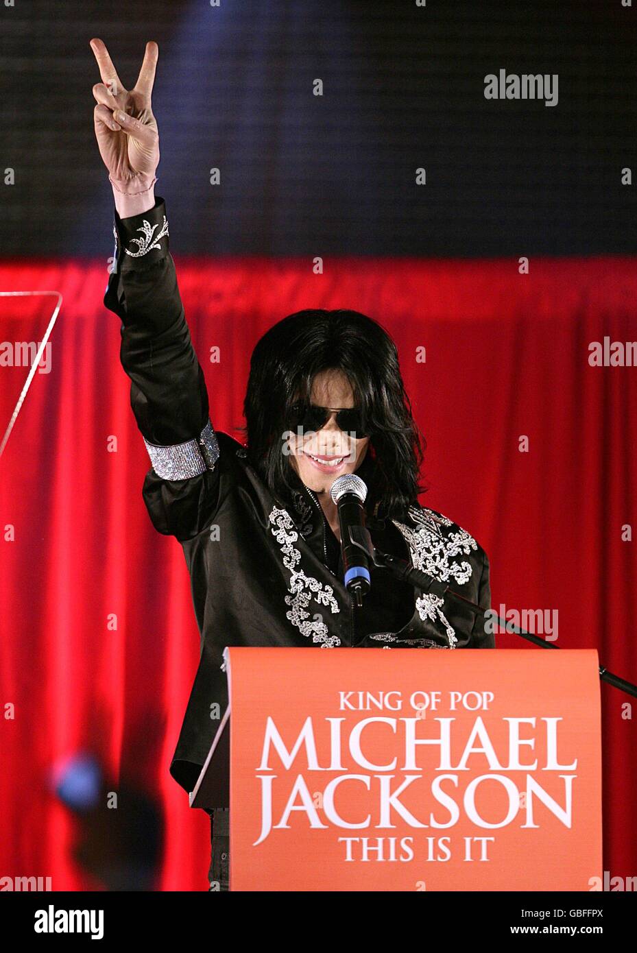 Michael Jackson announces plans for summer shows at the O2 Arena at a ...