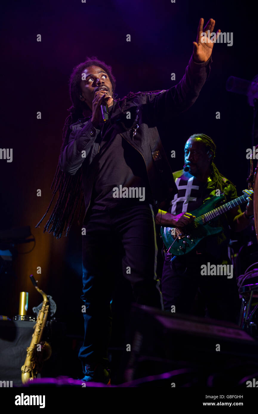 Philip Bailey Jr (l) and Morris O' Connor of the band Earth Wind and Fire performing at the O2 Academy, Glasgow. Stock Photo