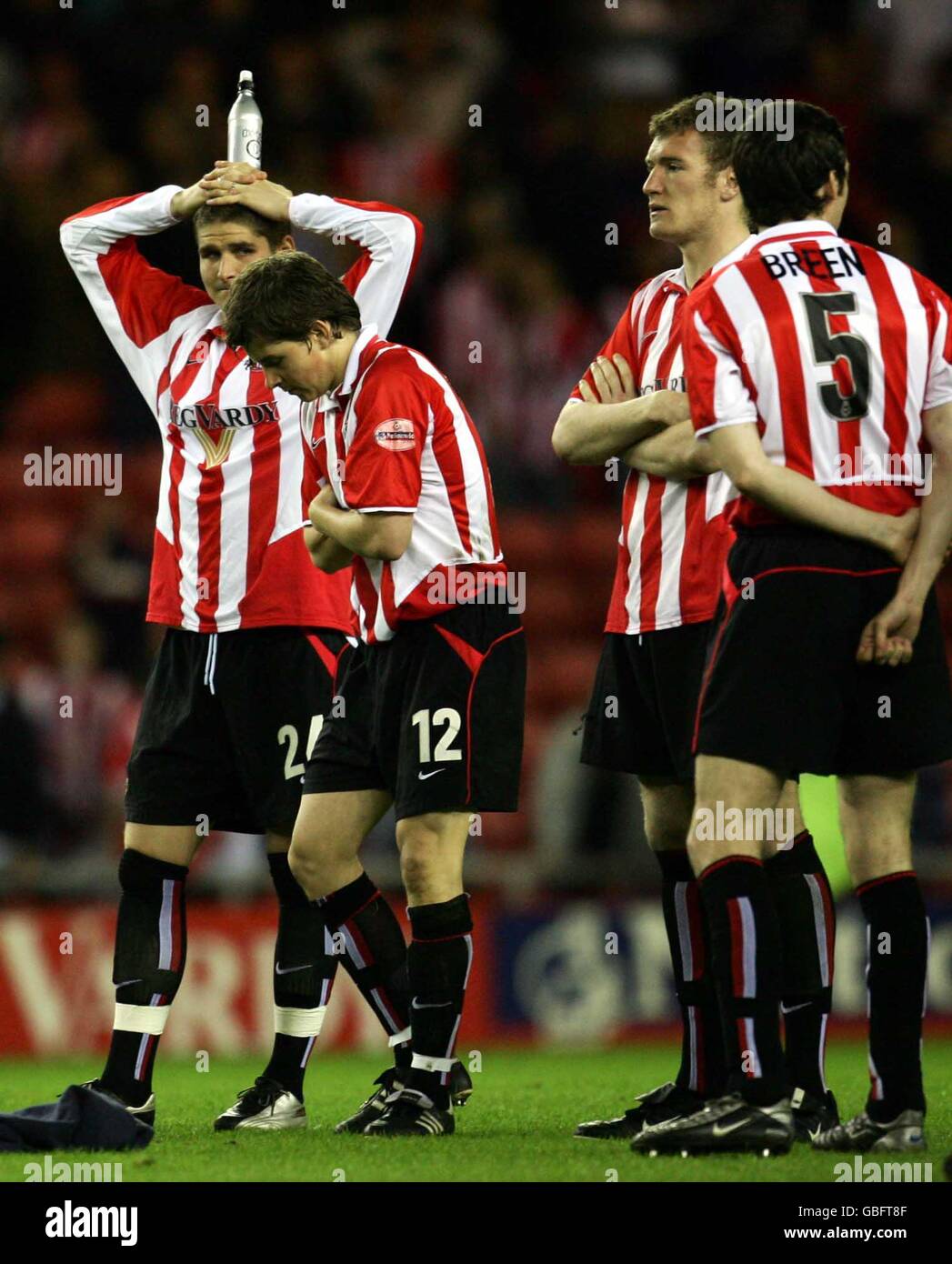 Sunderland S Carl Robinson John Oster Kevin Kyle And Gary Breen Stand Dejected Stock Photo Alamy