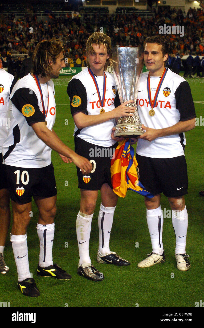 L-R: Valencia's Migual Angel Angulo, Mista and Ruben Baraja with the UEFA cup trophy Stock Photo