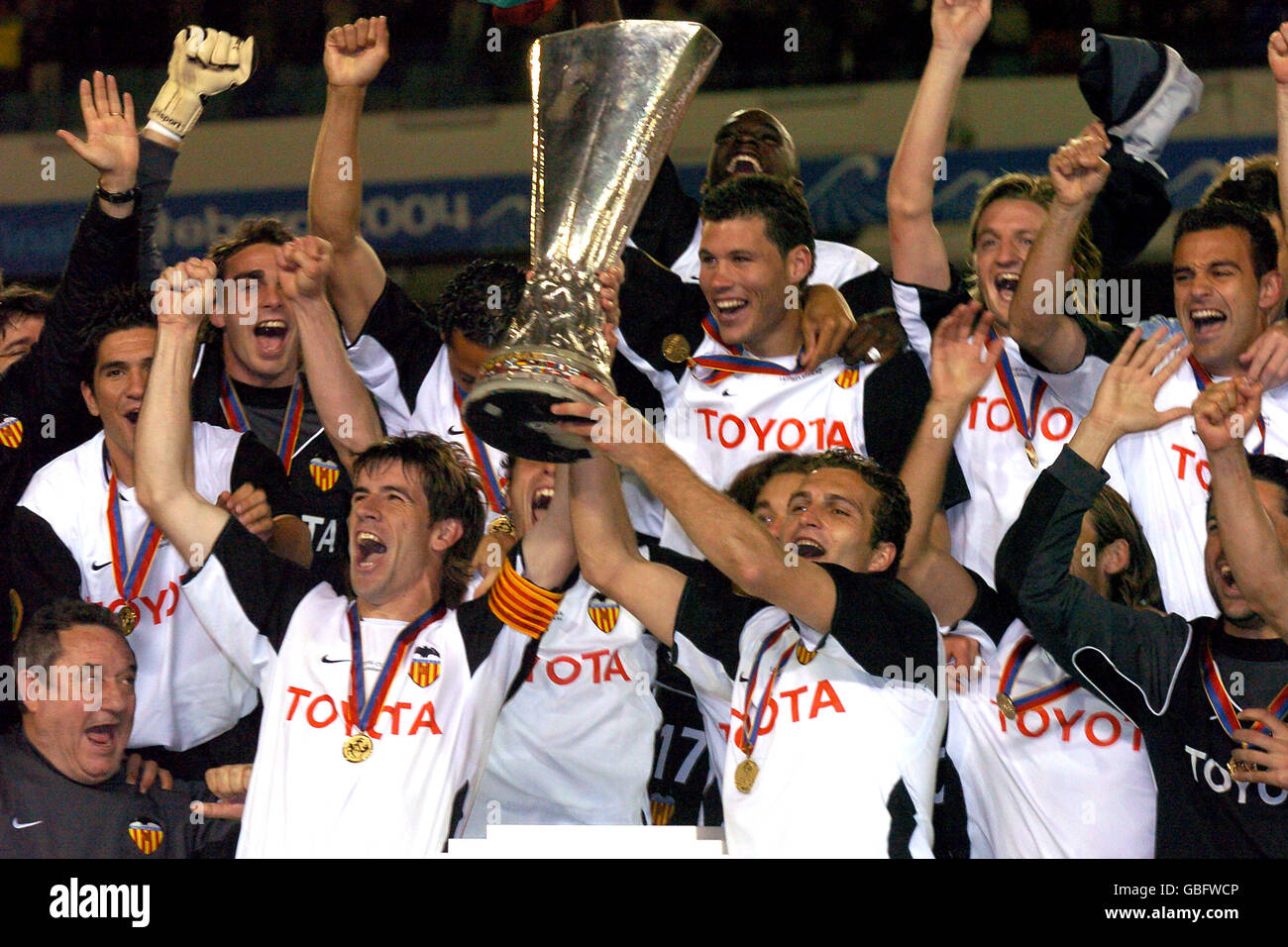 Valencia's captain David Albelda (l) lifts the Uefa cup trophy with teammate Ruben Baraja Stock Photo