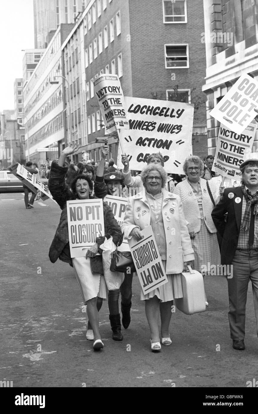 Miner's wives and their supporters arrive in London for a rally and mass lobby of MPs, more than 8000 miners from all over Britain are involved. Stock Photo