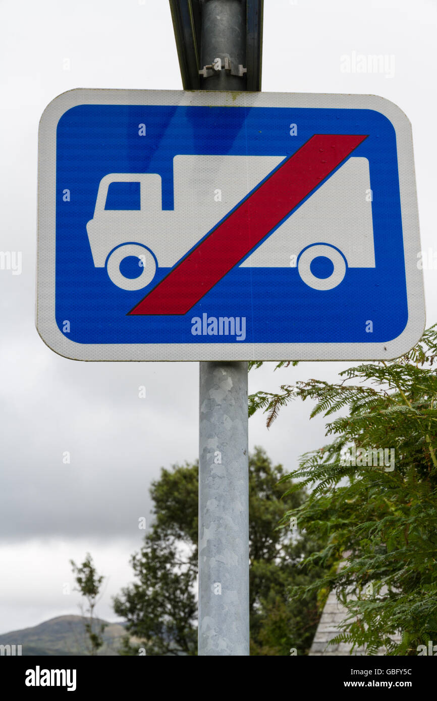 Warning sign of road unsuitable for hgv hires stock photography and