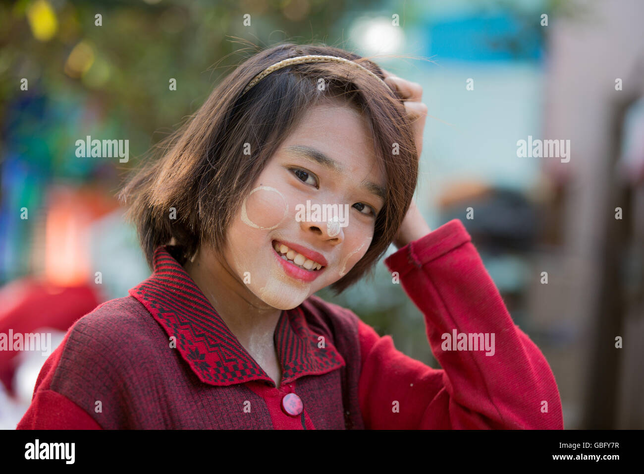 Myanmar girl hi-res stock photography and images - Alamy