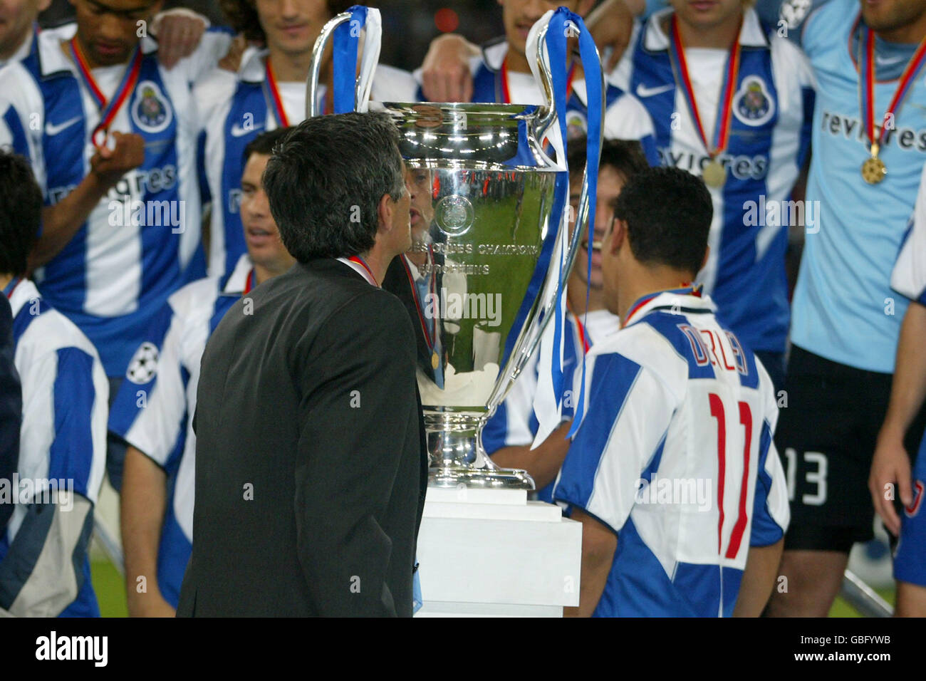 Soccer - UEFA Champions League - Final - Monaco v FC Porto. FC Porto's  coach Jose Mourinho kisses the UEFA Champions League Trophy Stock Photo -  Alamy