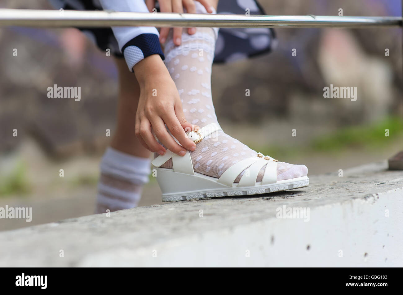 Putting on sandals hires stock photography and images Alamy