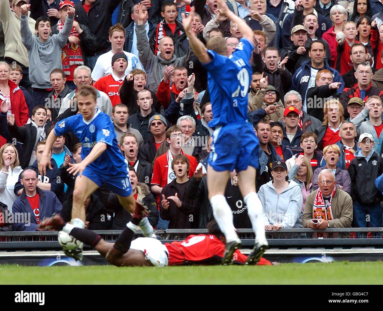 Robert huth chelsea manchester united hi-res stock photography and ...