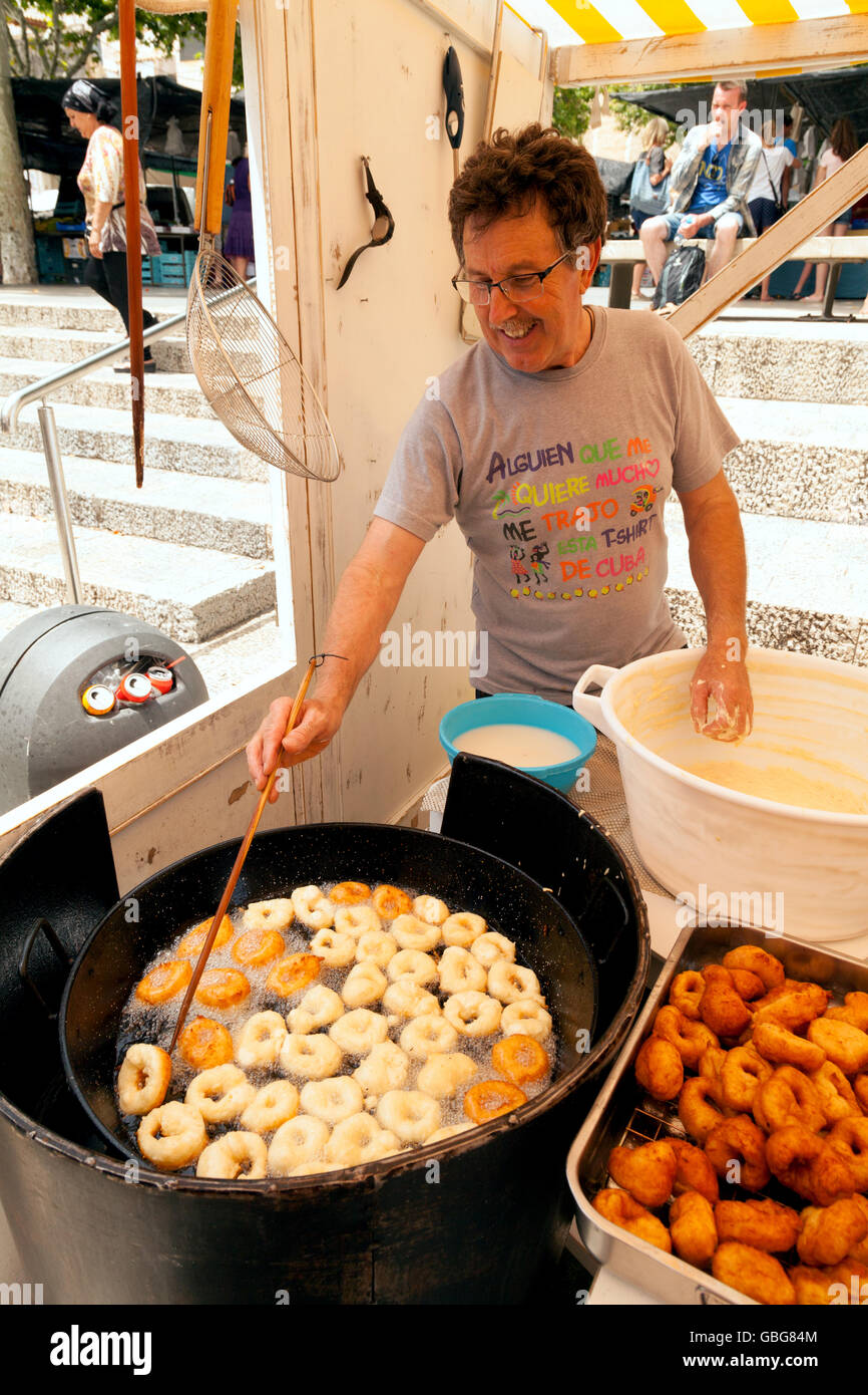 market stall trader making doughnuts, Pollensa ( Pollenca ) market, Mallorca ( Majorca ), Balearic Islands, Spain Europe Stock Photo