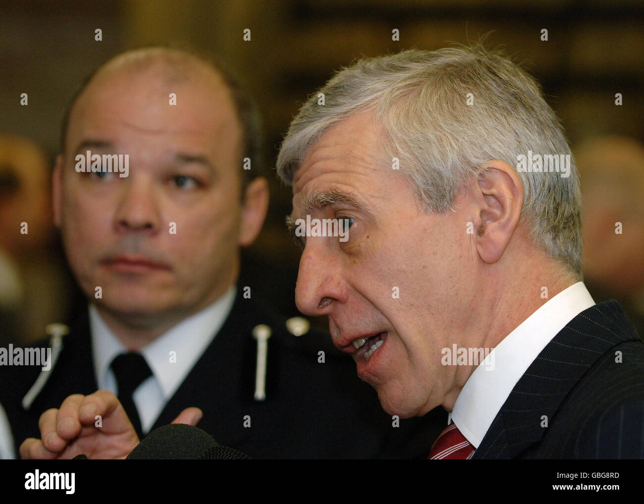 Justice Secretary Jack Straw (right) and Assistant Chief Constable of Essex, Peter Lowton, announce the first quarterly knife crime statistical bulletin, published by the Ministry of Justice, during a visit to Chelmsford prison in Essex. Stock Photo