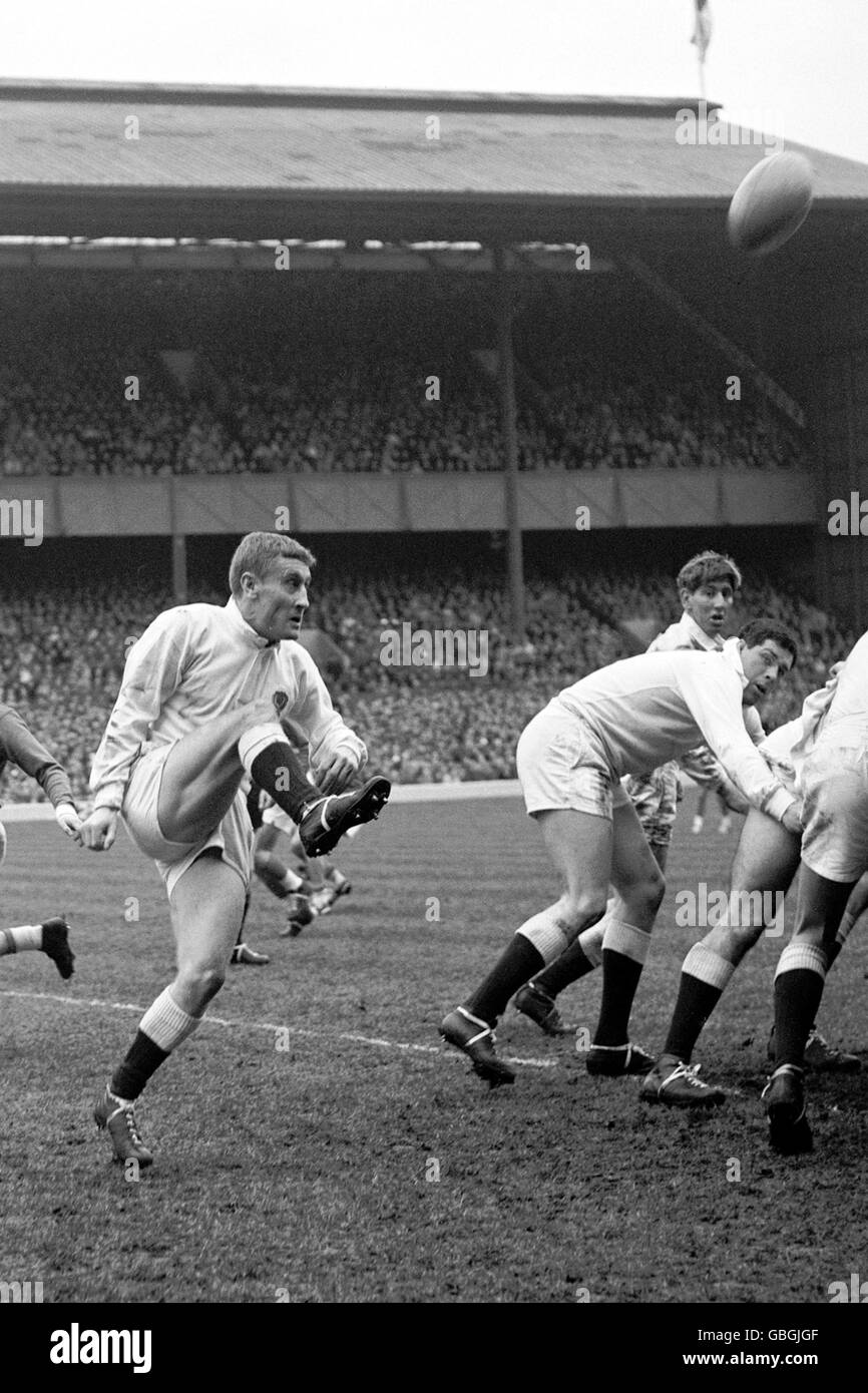 Rugby Union - Five Nations Championship - England v France. England's Simon Clarke kicks downfield Stock Photo