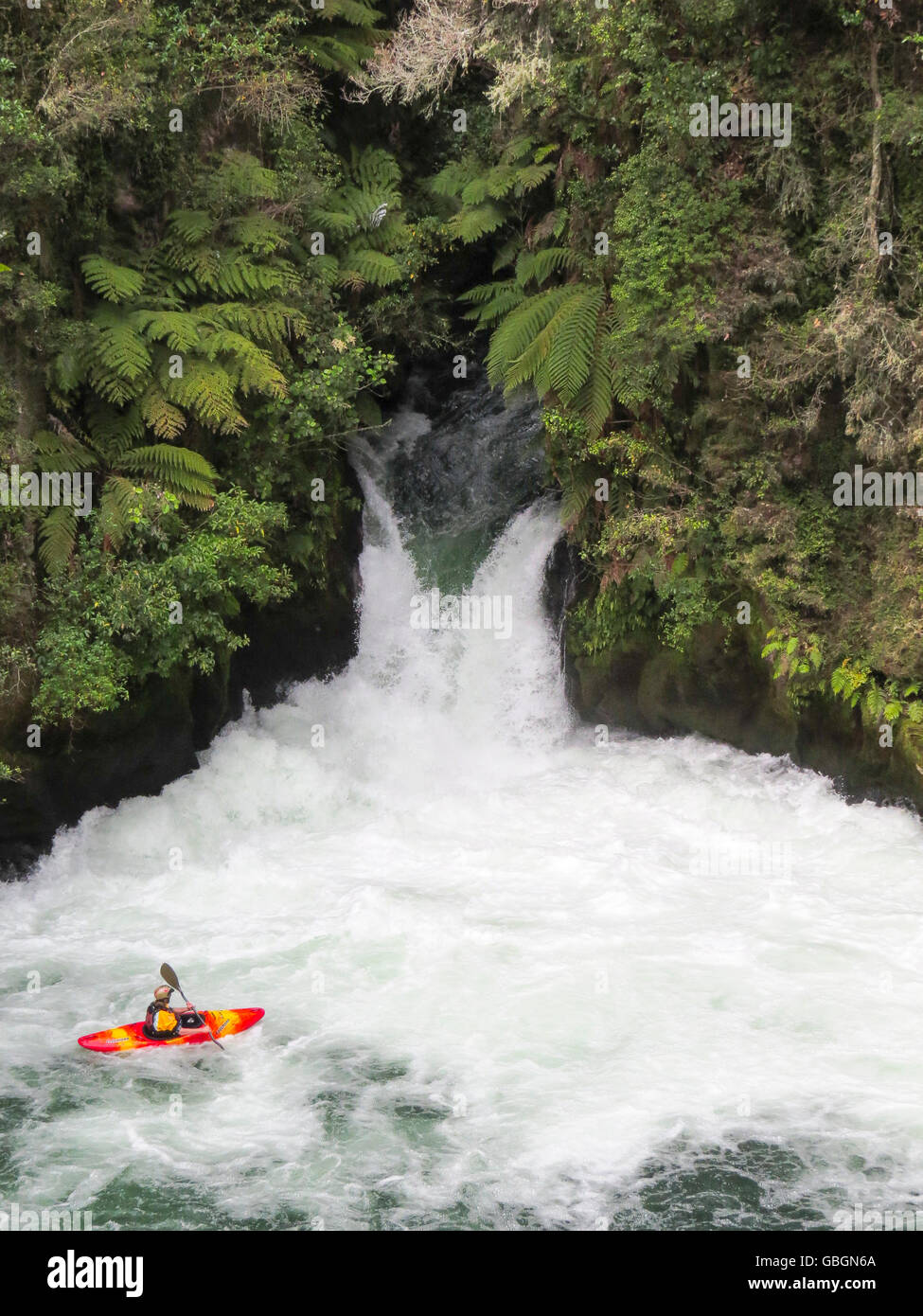 Abenteuer; Wildwasser; wasser; fluss; kajak; rudern; sport; freizeit; urlaub; hobby; wasserfall; wild; wald; urwald; tosend; Stock Photo