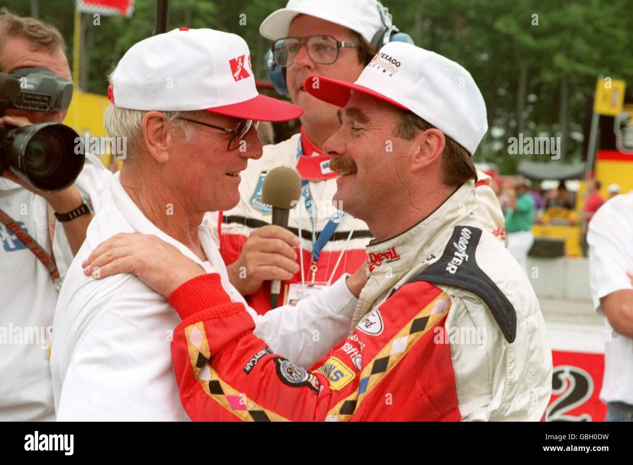 INDY CAR RACING. NIGEL MANSELL IS GREETED BY PAUL NEWMAN AT END OF RACE AT ELKHART LAKE Stock Photo