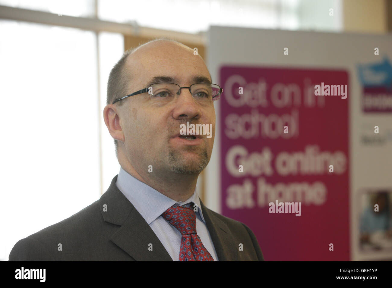 Schools Minister Jim Knight speaks at the launch of the Home Access pilot at the Civic Centre in Oldham. Stock Photo