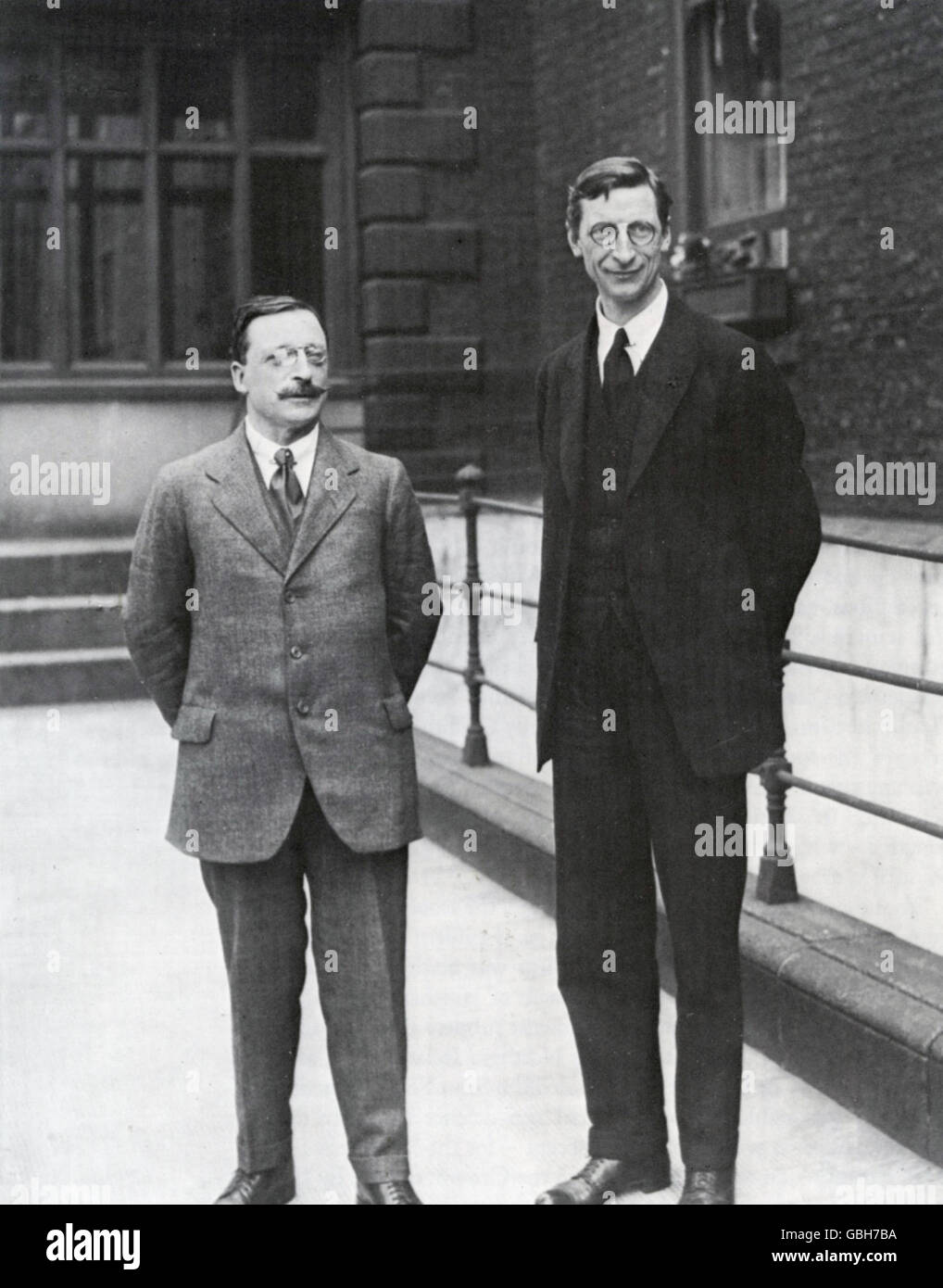 ARTHUR GRIFFITH at left with Eamon de Valera at the Irish delegation headquarters at 22 Hans Place, Knightsbridge, London, during the Anglo-Irish Peace Conference in July 1921 Stock Photo