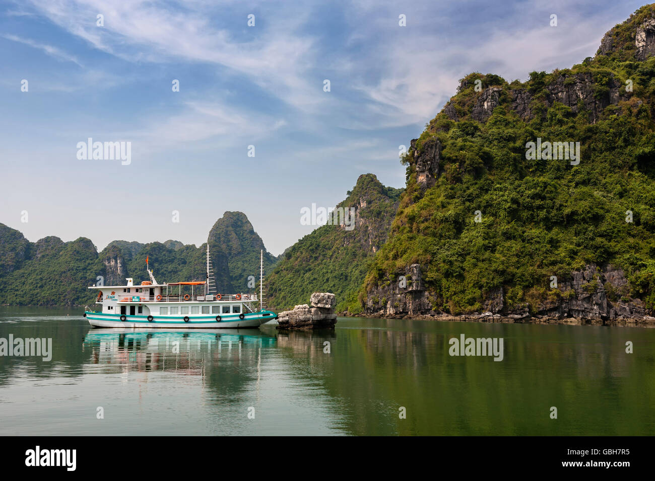 Boat at anchor by Hon Vit Con (Duckling Rock), Ha Long Bay, Quang Ninh Province, Viet Nam Stock Photo