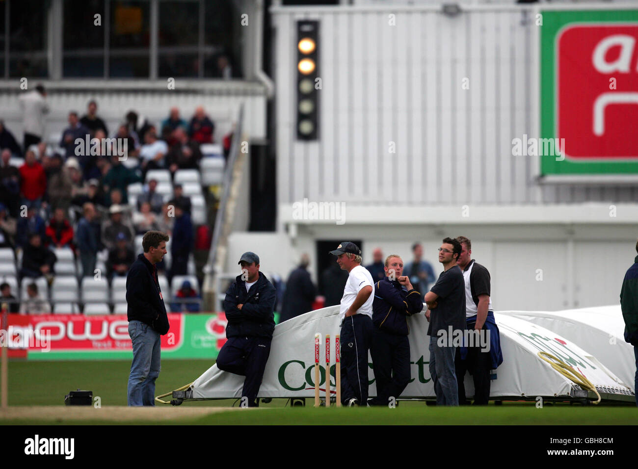 Cricket - npower Second Test - England v New Zealand - Day One. Groundstaff at Headingley wait for the umpires to decide about continuing the game as the light levels drop Stock Photo