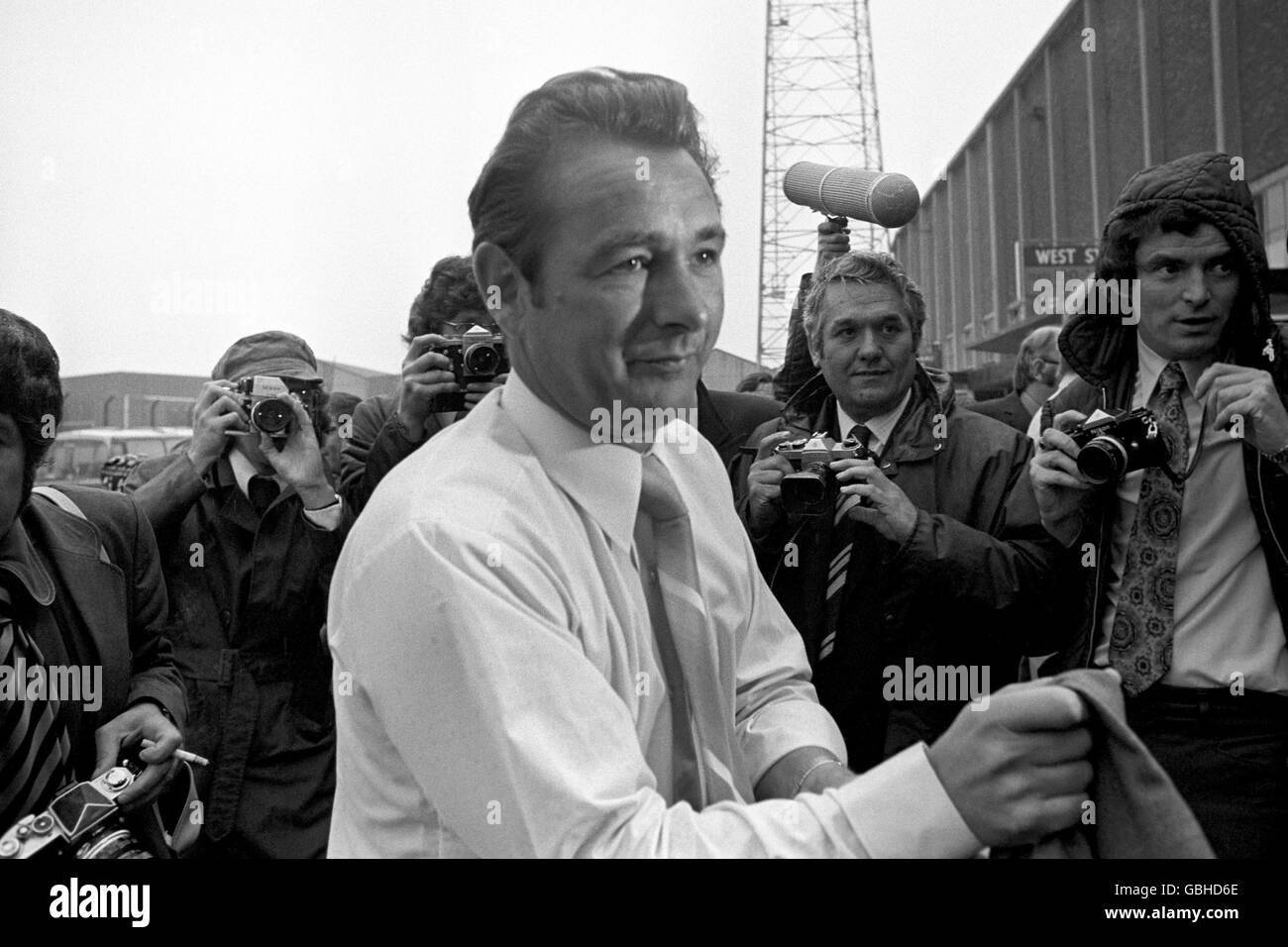 Brian Clough is surrounded by photographers and enthusiastic fans as he arrives at Elland Road to begin his tenure as Leeds United Manager. Stock Photo