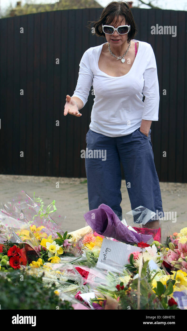 Jackiey Budden the mother of Jade Goody looks at tributes left outside her daughters home in Upshire, Essex, after her death was announced at the weekend. Stock Photo