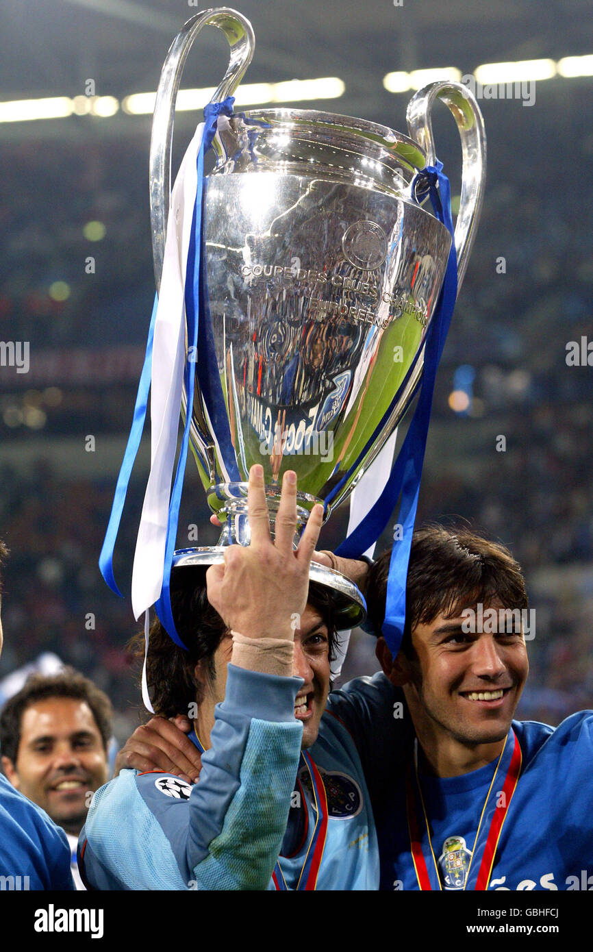 FC Porto goalkeeper Vitor Baia celebrates with the European Cup Stock Photo