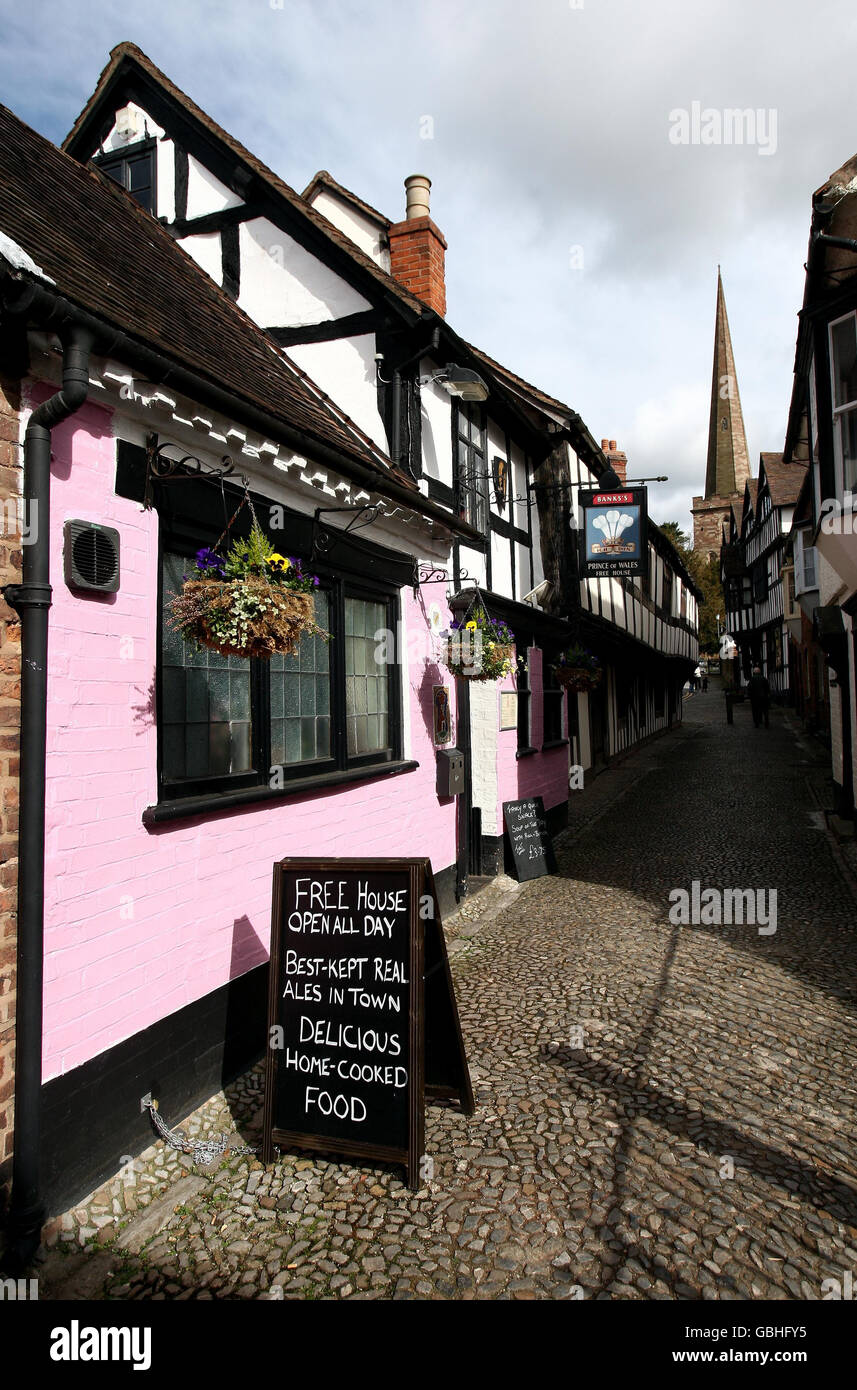 Pub painted pink. The Prince of Wales Pub in Church Lane Ledbury which has been painted pink by pranksters. Stock Photo